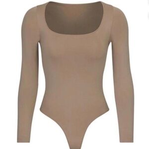 SKIMS Essential Long Sleeve Scoop Neck Bodysuit - Desert Color